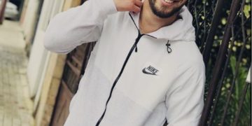 Aksidentohet Meriton Mjekiqi! I shpërthen goma, mbetet i bllokuar 1 orë në makinë.Moderatori në gjendje të rëndë shëndetësore