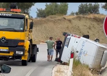 Aksident në bypass-in e Vlorës, furgoni përmbyset në rrugë pas përplasjes me kamionin