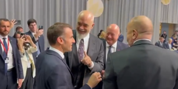 Batutat e Ramës me Macron dhe Alijev bëjnë jehonë në mediat botërore. The Telegraph: Liderët “tallën” Trumpin