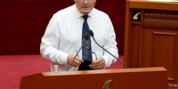 Bujar Leskaj lë mandatin e deputetit dhe bën deklaratë të fortë: Duhet LIDERSHIP i ri, të ikë e gjithë lista e mbyllur!