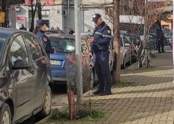 Çmendet babai në Durrës, sulmon vajzën me thikë në mes të rrugës