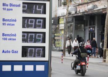 Shqipëria humb mbi një milion euro në ditë nga karburanti që blihet jashtë vendit, rritja e çmimit të naftës godet ekonominë