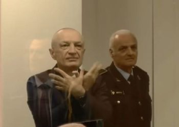 FOTO E DITËS: Ilir Meta shfaqet për herë të parë në publik pas arrestimit, në sallën e gjyqit  bën simbolin e shqiponjës